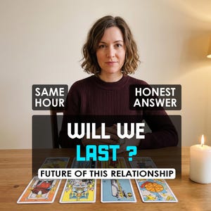 Peut inclure: Une femme est assise à une table en bois avec des cartes de tarot. Le texte sur l'image indique "SAME HOUR", "HONEST ANSWER", "WILL WE LAST?" et "FUTURE OF THIS RELATIONSHIP". Une bougie allumée est sur la table.