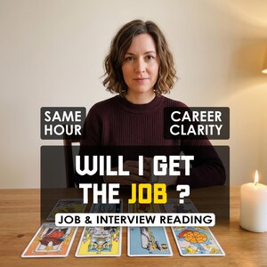 Può includere: Una donna è seduta a un tavolo di legno con carte dei tarocchi, una candela accesa e il testo "WILL I GET THE JOB?" e "JOB & INTERVIEW READING". Il testo aggiuntivo include "SAME HOUR" e "CAREER CLARITY".