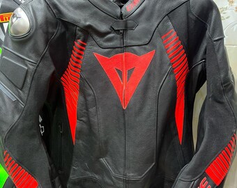 Leren motorjas Dainese-stijl | Zwart-rode racefietsuitrusting met pantser