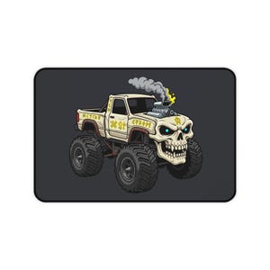 Può includere: Un monster truck bianco con un frontale a forma di teschio, occhi blu e grandi pneumatici neri. Il camion ha dettagli dorati ed emette fumo. Il design è su un tappetino per mouse rettangolare nero.
