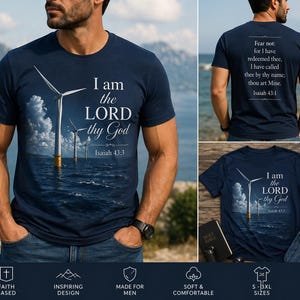 Puede incluir: Camiseta azul marino con un diseño de aerogeneradores en el océano y el texto "I am the LORD thy God" y "Isaías 43:3". La parte trasera de la camiseta tiene el texto "Fear not: for I have redeemed thee...Isaías 43:1".