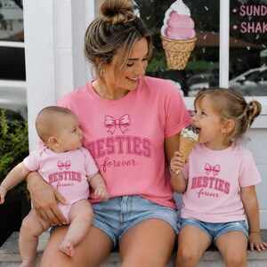 Camiseta gráfica "Mejores Amigas para Siempre" para Mamá e Hija / Camiseta rosa con texto de amistad imagen 3