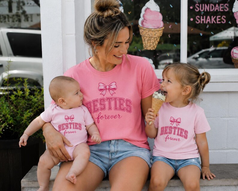 Camiseta gráfica "Mejores Amigas para Siempre" para Mamá e Hija / Camiseta rosa con texto de amistad imagen 3