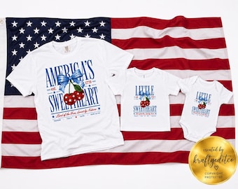 Camiseta gráfica patriótica "Mamá y yo" con lazo vintage y cerezas. Camiseta patriótica "America Sweetheart" a juego para la familia. Tema retro del 4 de julio de 1776.