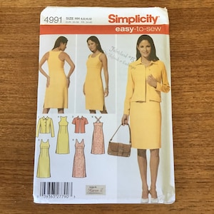 Peut inclure: Une pochette de patron de couture Simplicity 4991 pour une tenue facile à coudre. Le recto présente des illustrations et des photos d'une robe jaune sans manches et d'une veste assortie à manches longues. Texte : Simplicity, 4991, taille HH 6, 8, 10, 12.