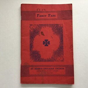 以下が含まれることがあります： 「Fancy Fare」というタイトルと「St. Mark's Anglican Church Evening Branch Woman's Auxiliary St. Vital, Manitoba」というテキストが書かれた赤い冊子。