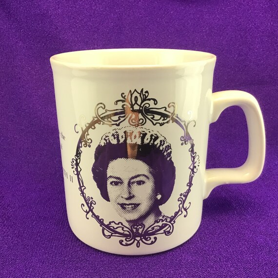 D.H.MORTON作 THE QUEENS SILVER JUBILEE Queen Elizabeth II Silver Jubilee Mug 1977 Kiln Craft English