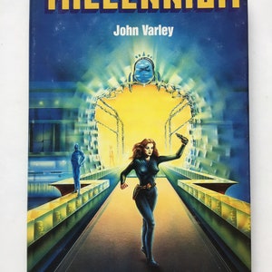 Pode incluir: Um livro de bolso vintage intitulado "Millennium" de John Varley. A capa apresenta uma mulher em um macacão preto correndo em uma passarela futurista, com uma grande figura amarela ao fundo. O livro tem um fundo azul.