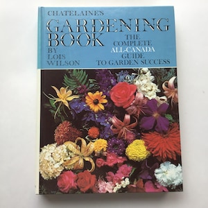 Könnte beinhalten: Ein Vintage-Gartenbuch mit dem Titel "Chatelaine's Gardening Book" von Lois Wilson. Das Cover zeigt einen blauen Hintergrund mit weißem Text und ein lebendiges Blumenarrangement. Das Buch ist ein umfassender Leitfaden für den Gartenbau in ganz Kanada.