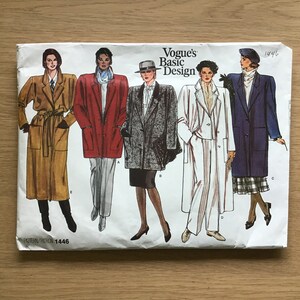 Peut inclure: Patron de couture Vogue's Basic Design numéro 1446. Le patron propose cinq styles de manteaux différents : un long manteau marron avec une ceinture, un manteau rouge avec un col, un manteau gris avec un col, un manteau blanc avec un col et un manteau bleu avec un col. Le patron est pour les tailles 6-14.