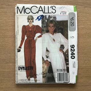 Könnte beinhalten: Schnittmuster McCall's Nummer 9240 für ein Kleid. Das Schnittmuster ist für eine Größe für junge Damen 20. Das Schnittmuster zeigt zwei Modelle, die das Kleid in verschiedenen Farben tragen. Das Schnittmuster ist nur für Stretch-Strickwaren. Das Schnittmuster stammt aus der Kollektion der Fernsehserie Dynasty.