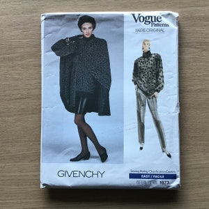 Pode incluir: Um padrão de costura vintage da Vogue Patterns com um design Givenchy. A capa mostra uma mulher com uma capa com estampa de leopardo e uma camisola de gola alta, com o texto "Vogue Patterns PARIS ORIGINAL" e "GIVENCHY". O padrão é classificado como Fácil.