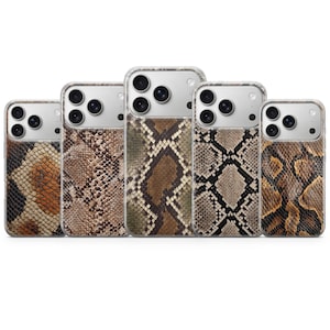 Op de afbeelding: Vijf smartphonehoesjes op een rij, elk met een verschillend slangenleerpatroon in tinten bruin, beige, zwart en olijfgroen. Elk hoesje heeft een transparant bovengedeelte met ronde uitsparingen voor een drievoudig camerasysteem en flitser.