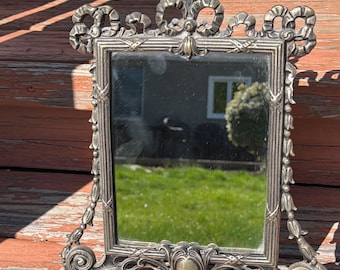 Lustro toaletkowe w stylu Art Nouveau w kolorze srebrnym, zdobione metalową ramą