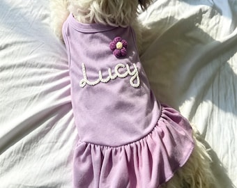 Aangepaste huisdierjurk met ruches, gepersonaliseerde kattenhondrok, hondje geborduurde naamkleding, schattige puppy vakantie-outfit, cadeau meisjeshond