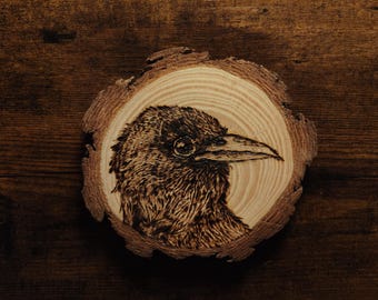 Fetta di corvo incisa su legno, pirografia, decorazione naturalistica, arte animale, fatta a mano, design d'interni rustico, regalo, artigianato da parete, incisione naturalistica
