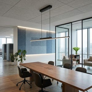 Könnte beinhalten: Eine lange, dünne, schwarze lineare Pendelleuchte, die mit zwei dünnen Drähten über einem großen hölzernen Konferenztisch von der Decke hängt. Die Leuchte hat ein horizontales Balkendesign, das ein sanftes, nach unten gerichtetes Licht abgibt.