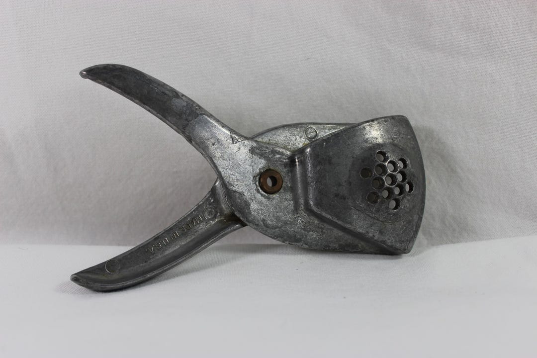 Vintage Irvin Ware Hand Held Aluminum Lemon Juicer