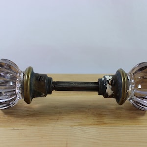 Ensemble de poignées de porte de récupération architecturales vintage en laiton et verre.