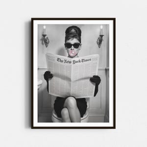オードリー・ヘプバーンが新聞を読むトイレプリント、レトロシックなバスルームの壁アート、ユーモアあふれるバーカートの装飾 - 白黒ポスター
