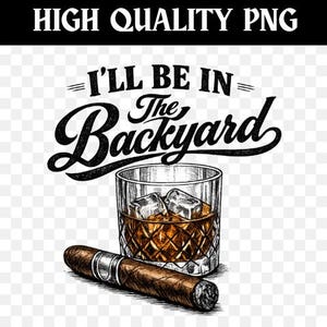 Op de afbeelding: Een grafische illustratie met een glas amberkleurige whisky met ijsblokjes en een bruine sigaar ervoor. De tekst "I'LL BE IN The Backyard" staat in zwarte, gestileerde letters boven het glas op een transparante achtergrond.