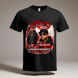 Może przedstawiać: Czarny t-shirt z krótkim rękawem z nadrukiem pamiątkowym zawierającym tekst LONG LIVE the greatest, Leo Jackson oraz FOREVER IN OUR HEARTS. Wzór zawiera dwa portrety, białe skrzydła anioła, aureolę oraz efekty czerwonego dymu w tle.