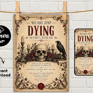 Puede incluir: Una invitación de fiesta de Halloween de 12,7 x 17,8 cm con un cráneo humano, un cuervo negro y velas encendidas sobre un fondo de pergamino vintage. El texto dice: We are just dying to party with you, join us for a haunted Halloween celebration.