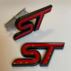 Rode en zwarte Ford ST-badge op voor- en achterkant