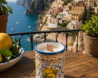 Vela de cerámica WARMHEART Positano | Objeto decorativo artesanal para el hogar en taza de mayólica italiana | Vela de cera de soja natural | Decoración mediterránea