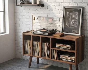 Puede incluir: Consola de tocadiscos de estilo moderno de mediados de siglo, de madera oscura, llena de discos de vinilo. Un marco con un diagrama de altavoz y una pequeña lámpara están encima. El fondo es una pared de ladrillos blancos.