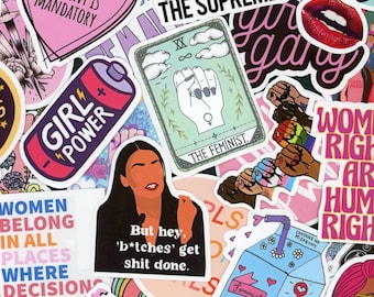 Puede incluir: Una colección de pegatinas coloridas con mensajes feministas y empoderadores. Las pegatinas presentan frases como "Girl Power", "Las mujeres pertenecen a todos los lugares", "La feminista", "El consentimiento es obligatorio", "Juntos nos levantamos", "Ruth Bader Ginsburg", "Las mujeres poderosas empoderan a las mujeres", "Las mujeres son una especie de magia", y "Más fuertes juntos".