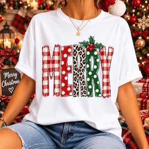 Peut inclure: Un t-shirt blanc à manches courtes avec le mot MERRY écrit en grandes lettres stylisées. Chaque lettre présente un motif unique : carreaux rouges et blancs, pois blancs sur fond rouge, imprimé léopard et pois blancs sur fond vert, avec du houx.