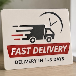 Könnte beinhalten: Ein rechteckiges weißes Schild mit einer schwarzen Grafik eines Lieferwagens mit Bewegungslinien und einem Uhrensymbol darüber. Unter der Grafik befindet sich ein roter Balken mit dem weißen Text FAST DELIVERY und DELIVERY IN 1-3 DAYS.
