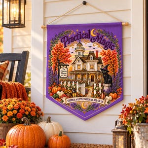 Peut inclure: Une tenture murale en tissu violet illustrant une maison victorienne, un chat noir avec un chapeau de sorcière, des citrouilles et des feuilles d'automne. Le texte indique Practical Magic et There's a little witch in all of us.