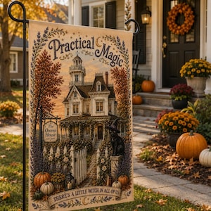 Peut inclure: Un drapeau de jardin rectangulaire illustrant une maison victorienne nommée The Owens House, un chat noir portant un chapeau de sorcière, des citrouilles et un feuillage d'automne. Le texte indique Practical Magic et There's a little witch in all of us.
