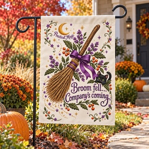 Peut inclure: Un drapeau de jardin rectangulaire illustrant un balai avec un nœud violet, entouré de brins de lavande, de baies orange et d'un chat noir. Le texte Practical Magic et Broom fell... Company's coming est écrit en violet sur fond crème.