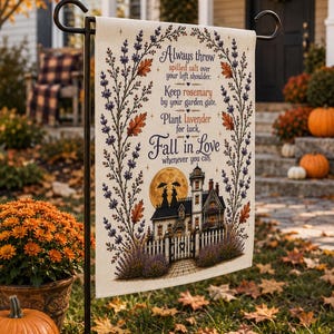 Peut inclure: Un drapeau de jardin rectangulaire à fond blanc orné d'une bordure de brins de lavande et de feuilles d'automne. Le texte indique : Always throw spilled salt over your left shoulder. Keep rosemary by your garden gate. Plant lavender for luck. Fall in Love whenever you can. En dessous, une maison avec une tour de phare, une clôture en bois et une grande pleine lune.