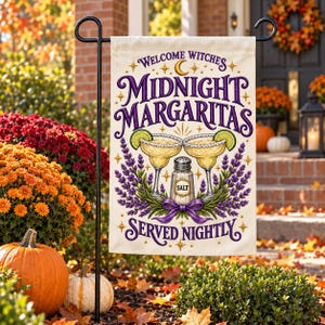 Peut inclure: Un drapeau de jardin rectangulaire sur fond crème avec le texte "WELCOME WITCHES MIDNIGHT MARGARITAS SERVED NIGHTLY". Le motif comprend deux verres à margarita avec des quartiers de citron vert, une salière et des brins de lavande violets.