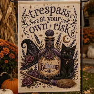 Peut inclure: Un drapeau de jardin rectangulaire avec le texte "trespass at your own risk" et "Belladonna" sur une étiquette de bouteille. Le motif comprend un chat noir, un chapeau de sorcière, un balai, des roses violettes et un croissant de lune.