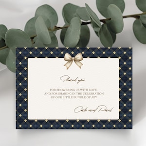 Puede incluir: Un juego de tres tazas de cerámica con un acabado mate moteado. Las tazas son en tonos crema, gris claro y gris oscuro. Cada taza tiene un diseño simple y minimalista.