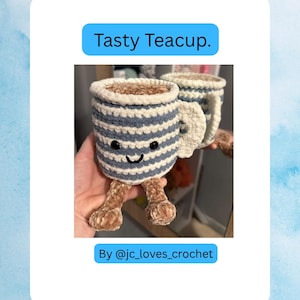 Puede incluir: Una taza de té de ganchillo con rayas azules y blancas, una cara sonriente y piernas marrones. La taza de té tiene un asa blanca y está rellena de una sustancia marrón. El texto "Tasty Teacup" está encima de la taza.