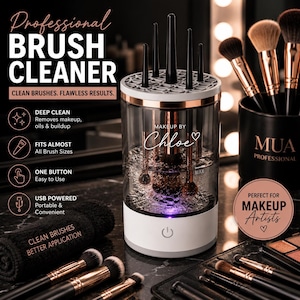Op de afbeelding: Een cilindrische elektrische make-up kwastenreiniger met een witte basis, een doorzichtig waterreservoir en een grijze deksel met sleuven. Het apparaat bevat de tekst "MAKEUP BY Chloe" en een aan-uitknop voor de bediening.