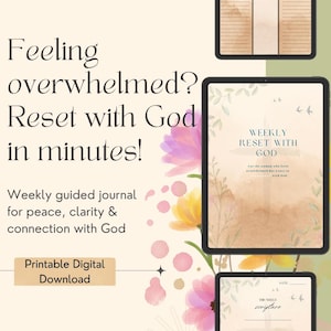 Puede incluir: Descarga digital de un diario semanal guiado para la paz, la claridad y la conexión con Dios. La imagen presenta tres tabletas que muestran páginas de diario con acentos florales y el texto "Feeling overwhelmed? Reset with God in minutes!" y "Printable Digital Download."