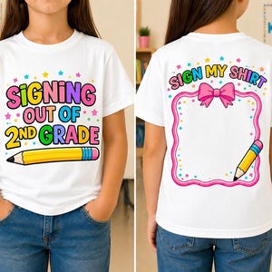 Può includere: T-shirt bianca con la scritta "SIGNING OUT OF 2ND GRADE" in lettere colorate e una grafica di matita gialla. La parte posteriore della maglietta dice "SIGN MY SHIRT" con una cornice e un fiocco rosa e una matita.