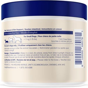 Op de afbeelding: Een witte en marineblauwe container voor dierensupplementen met tekst in het Engels en Frans. Het etiket geeft aan dat het product bestemd is voor kleine honden onder de 11 kg en geeft gebruiks- en bewaarinstructies.