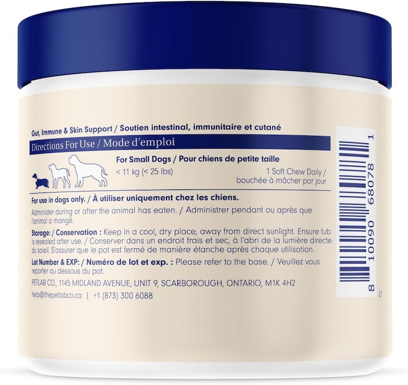 Op de afbeelding: Een witte en marineblauwe container voor dierensupplementen met tekst in het Engels en Frans. Het etiket geeft aan dat het product bestemd is voor kleine honden onder de 11 kg en geeft gebruiks- en bewaarinstructies.