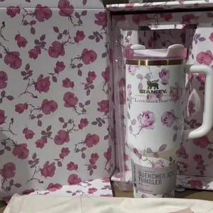 Vaso LoveShackFancy x Stanley de 590 ml: Diseño floral de rosas, agotado en el Reino Unido. imagen 2