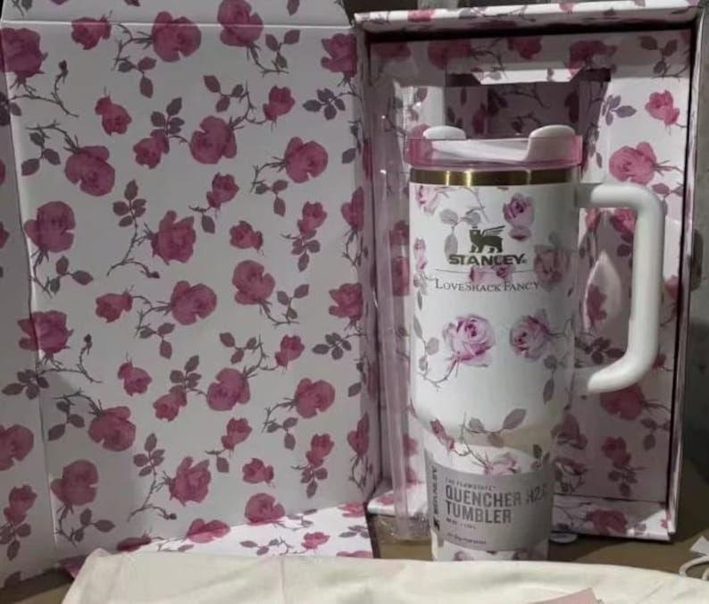 Vaso LoveShackFancy x Stanley de 590 ml: Diseño floral de rosas, agotado en el Reino Unido. imagen 2