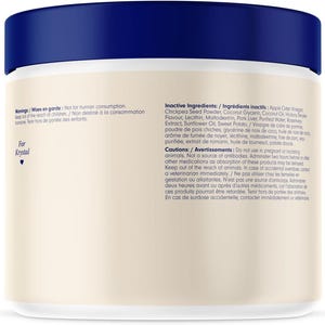 Op de afbeelding: Een witte cilindrische container met een donkerblauwe deksel. Het etiket bevat tekst over ingredi&euml;nten en waarschuwingen. De tekst "For Krystal" is ook zichtbaar. Het product is voor diergebruik.