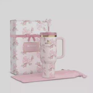 Vaso LoveShackFancy x Stanley de 590 ml: Diseño floral de rosas, agotado en el Reino Unido. imagen 1